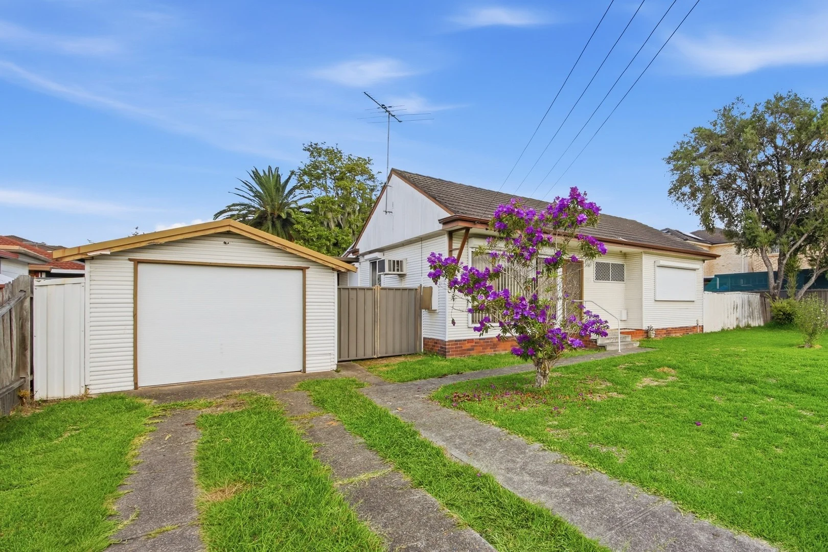 Primary image of 4 Weir Crescent, Lurnea NSW 2170