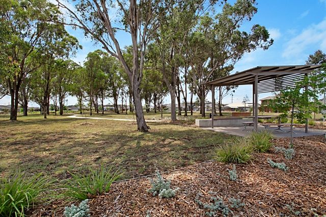 17 Atlantis Crescent, GREGORY HILLS NSW 2557, Image 2