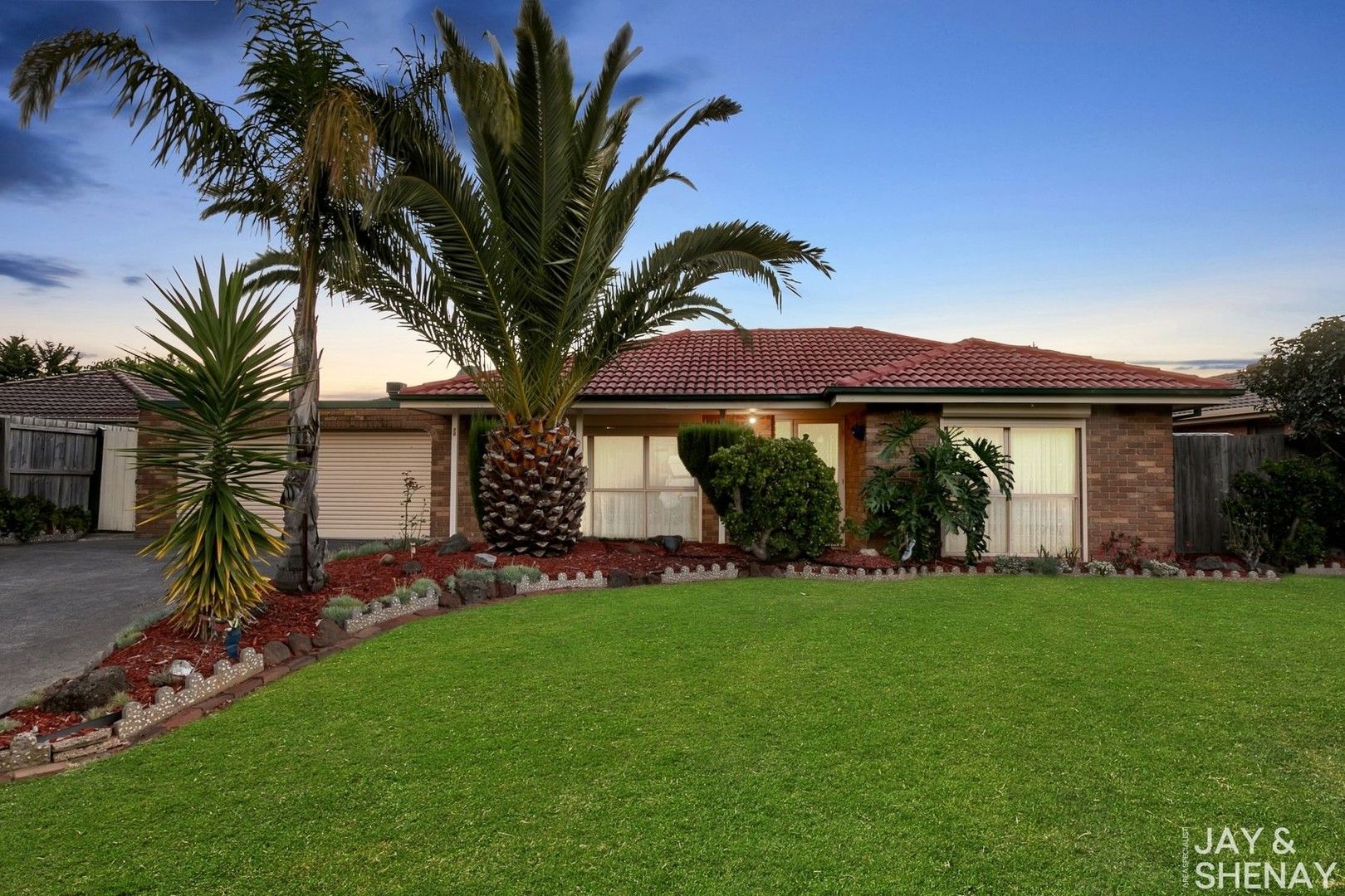 3 bedrooms House in 28 Girvan Circuit ENDEAVOUR HILLS VIC, 3802