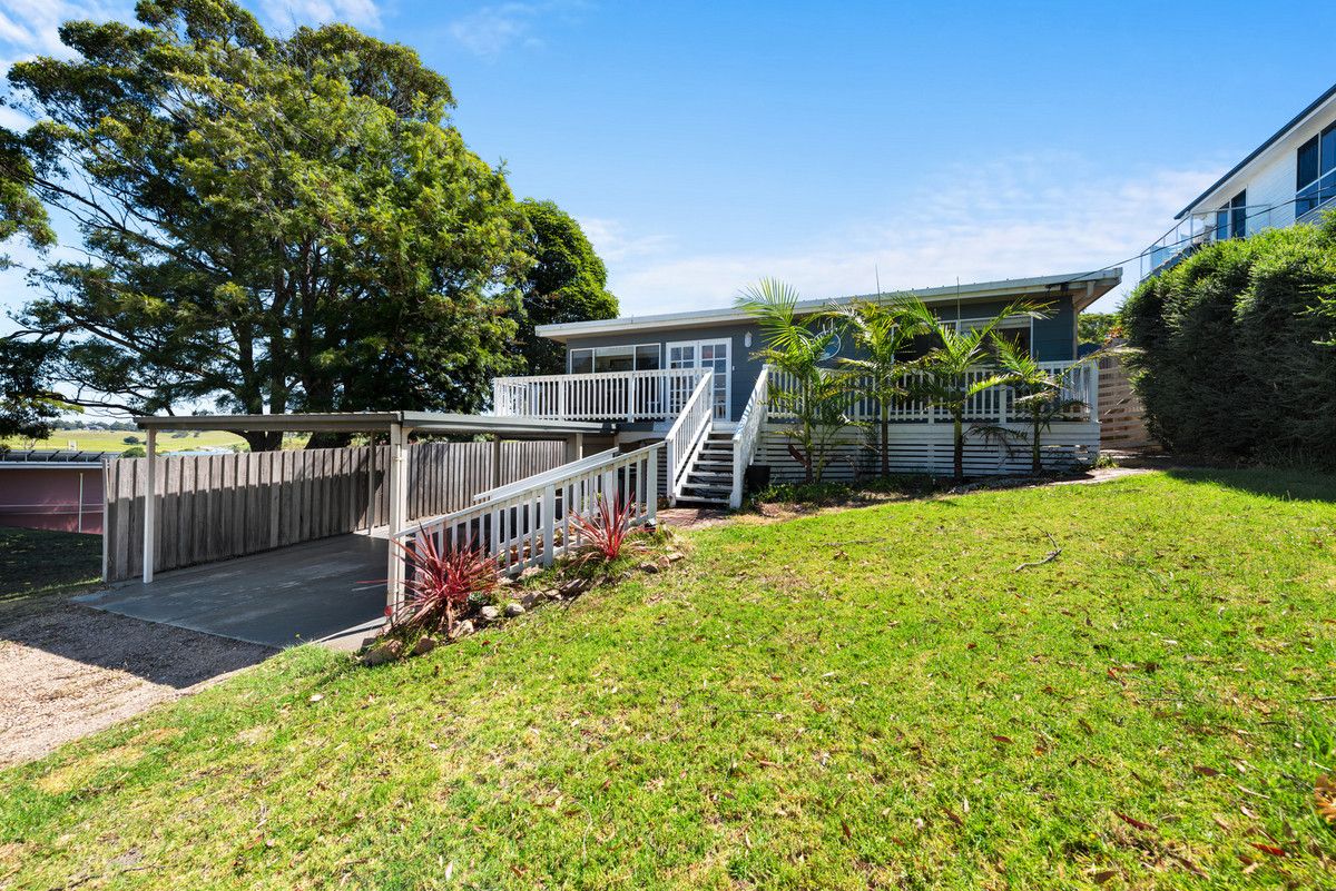 3 bedrooms House in 11 Ocean View Parade LAKES ENTRANCE VIC, 3909