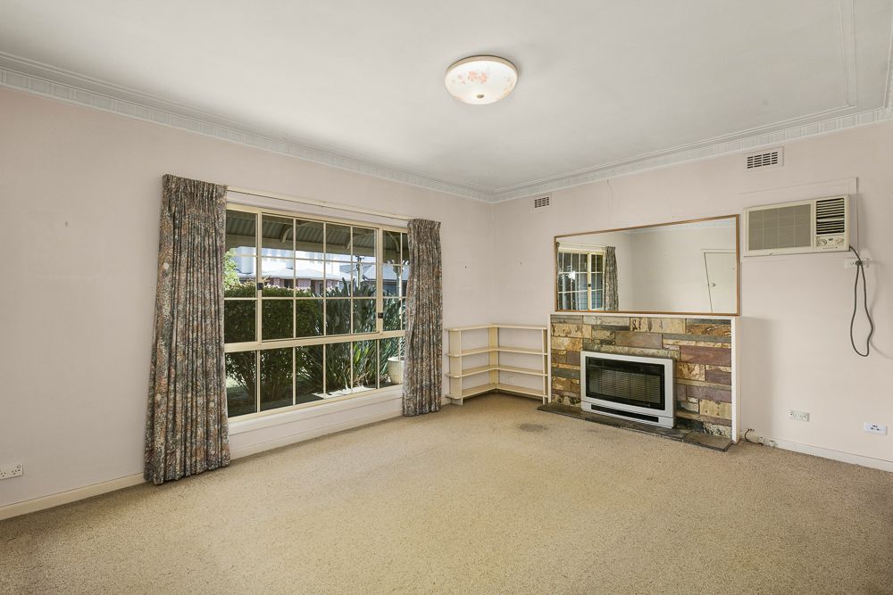 18 Cuthbert St, Niddrie VIC 3042 House For Rent 450 Domain