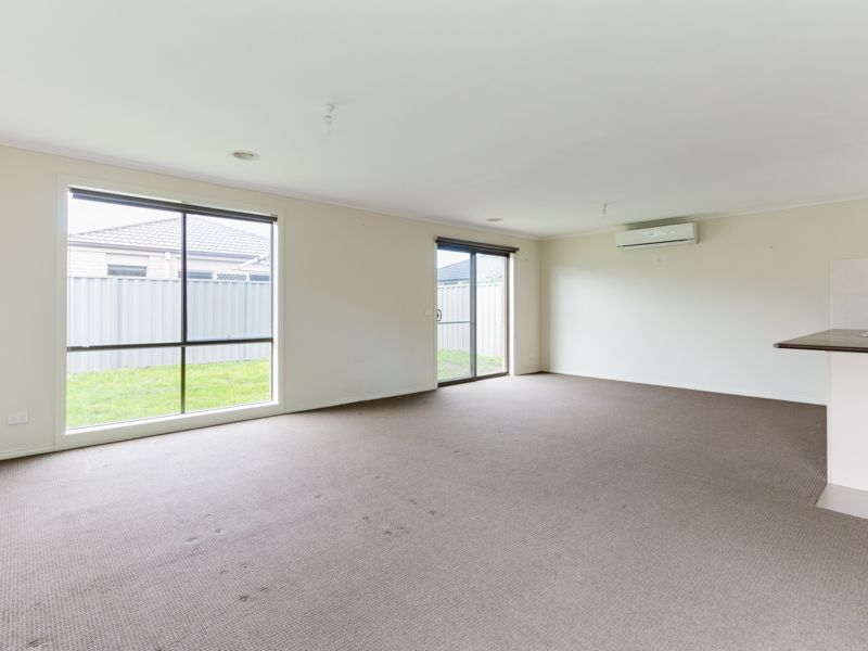 31 Bowyer Avenue, Cranbourne East VIC 3977, Image 2