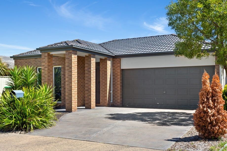 3 bedrooms House in 24 Ashwood Grove PAKENHAM VIC, 3810