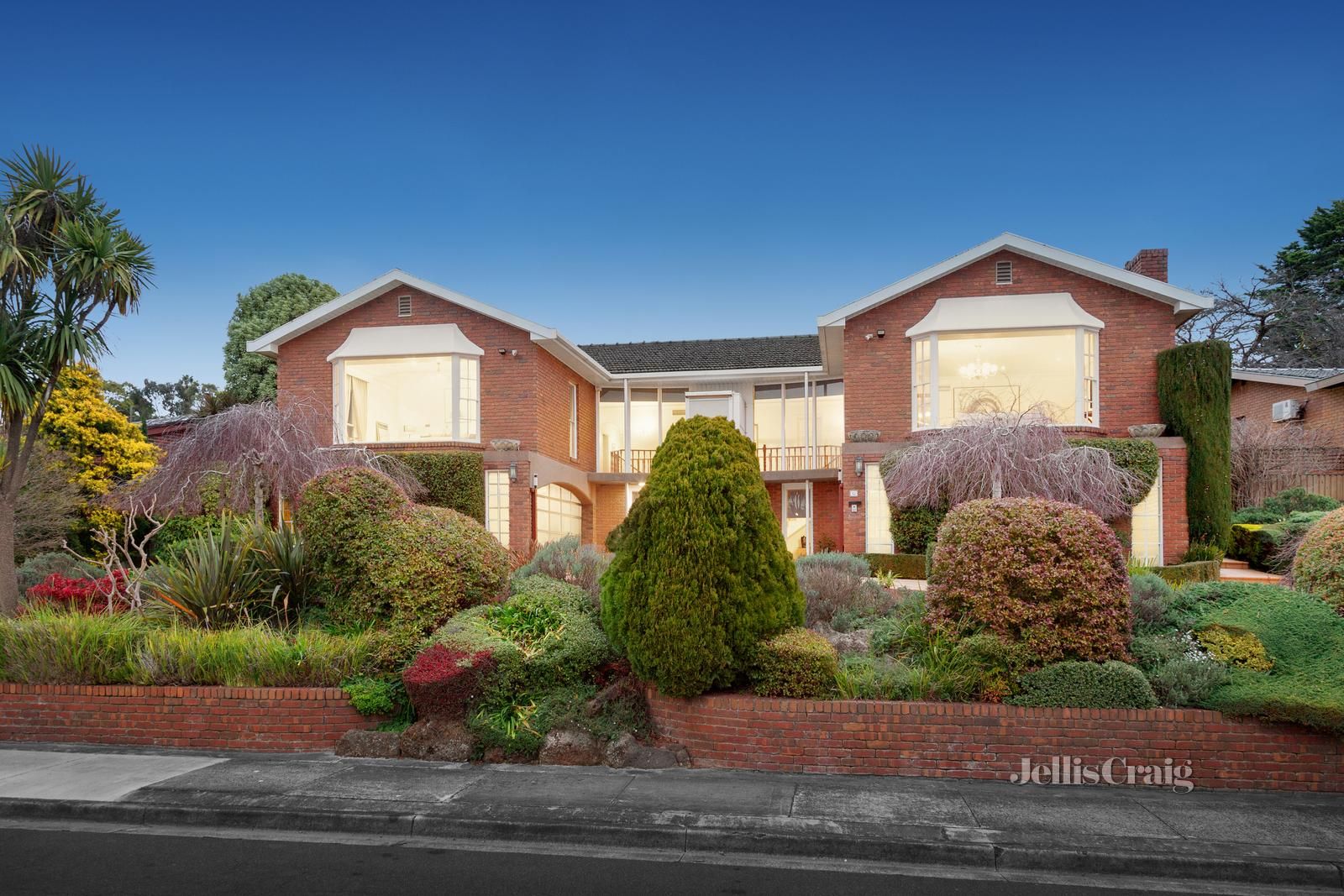 5 bedrooms House in 12 Stirling Crescent GLEN WAVERLEY VIC, 3150