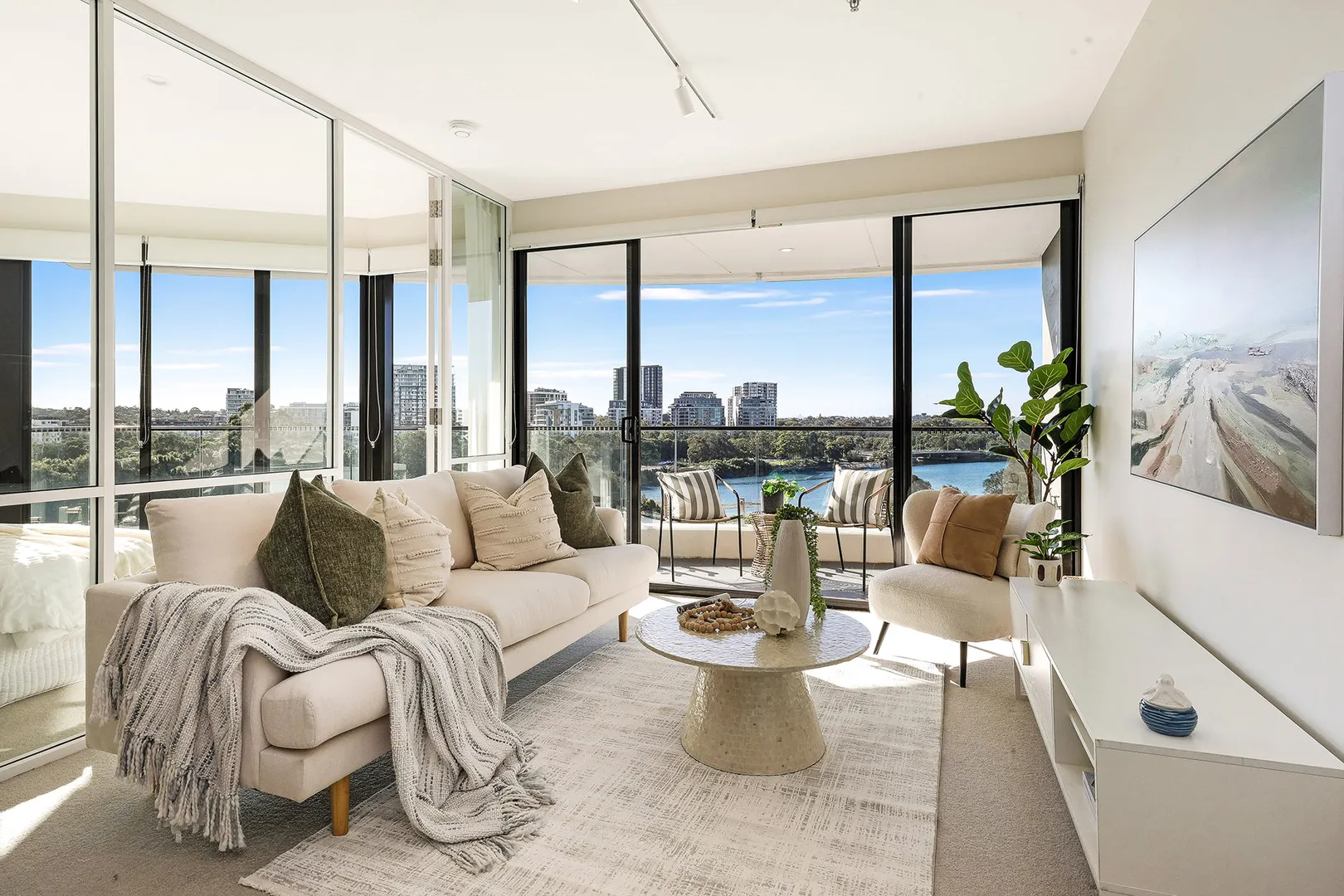 A Premium Outlook Across City Lights, Parklands & Waterways - View 3
