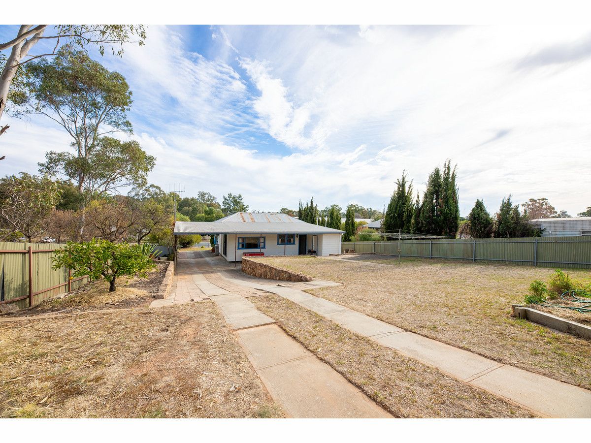 56 Billabong Street, Walbundrie NSW 2642, Image 2