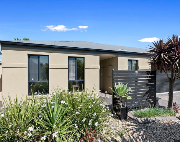 8B Mayfield Parade, Strathdale VIC 3550