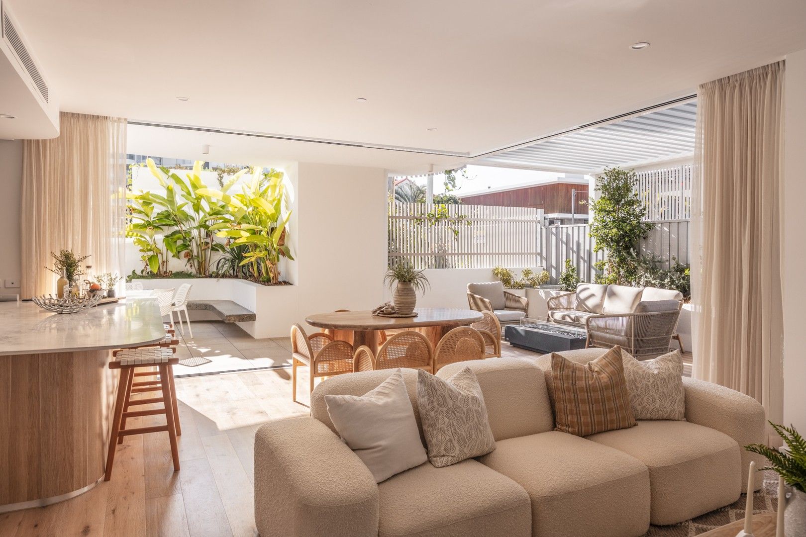 4 bedrooms Apartment / Unit / Flat in 2/72 Albatross Ave MERMAID BEACH QLD, 4218