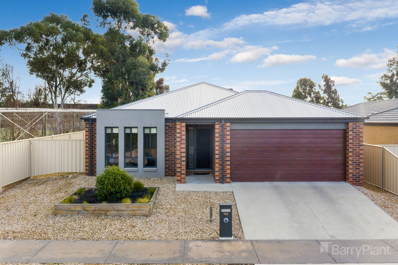 4 bedrooms House in 102 Bassett Drive STRATHFIELDSAYE VIC, 3551