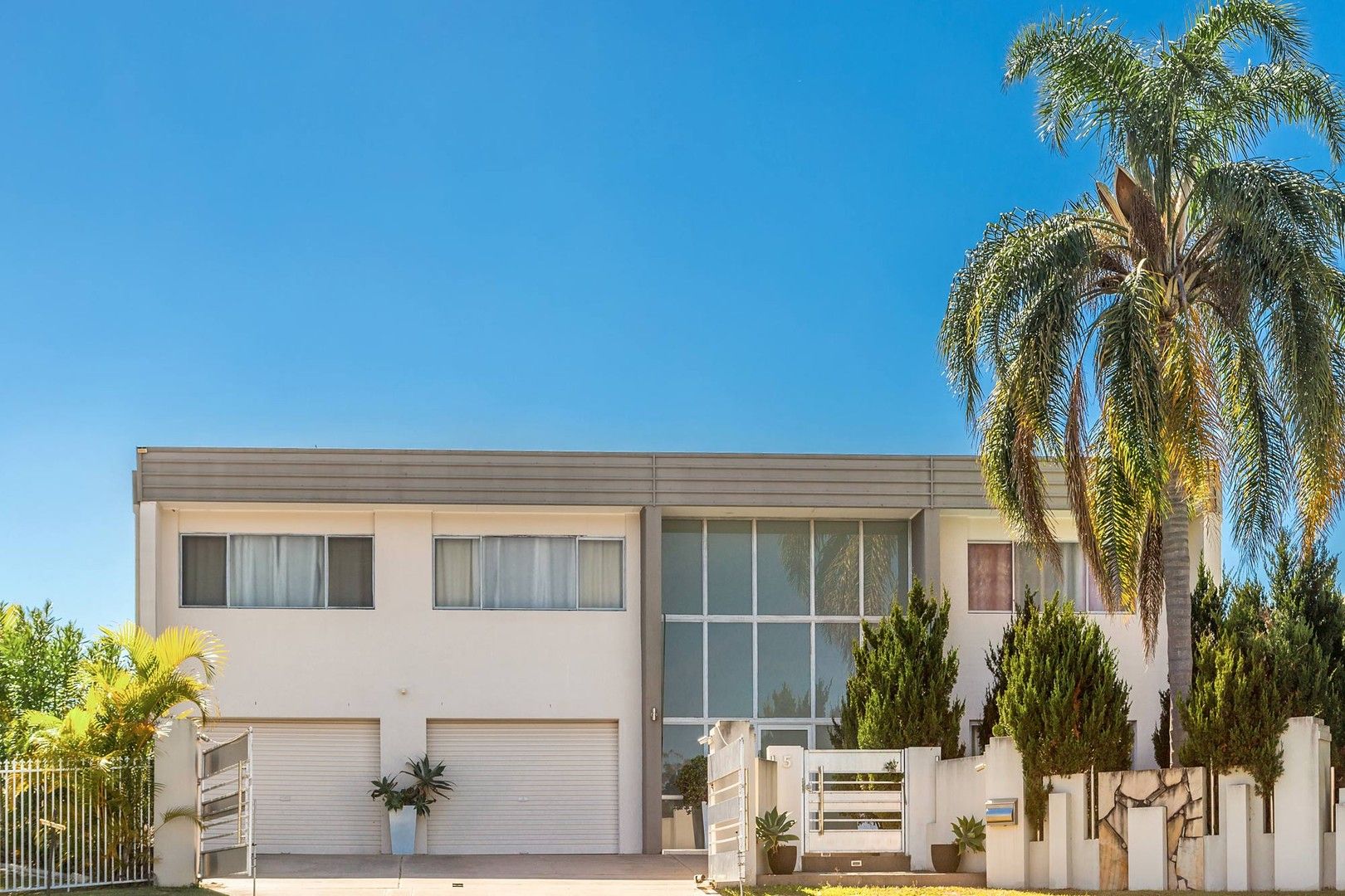 6 bedrooms House in 5 Banyan Court ASHMORE QLD, 4214