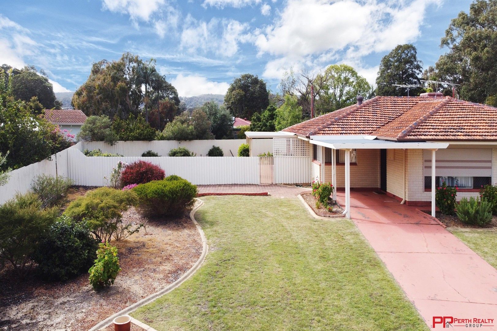 2 bedrooms House in 21 Baryna Street ARMADALE WA, 6112