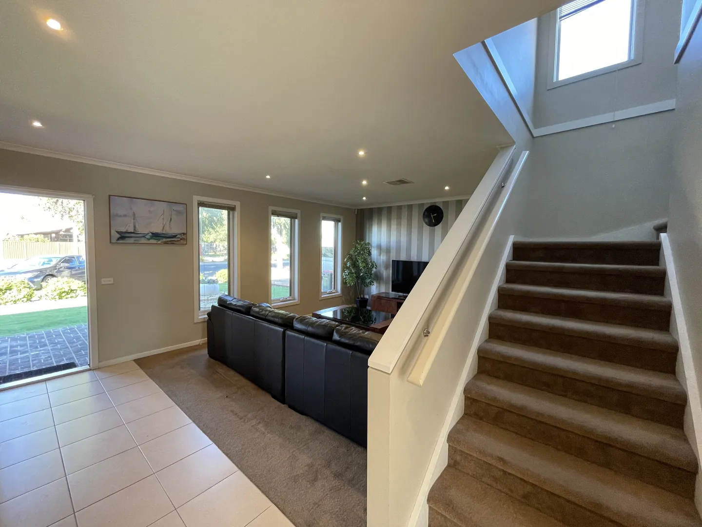 Spacious Double-Storey Family Home in Prestigious Featherbrook Estate - Widok 4