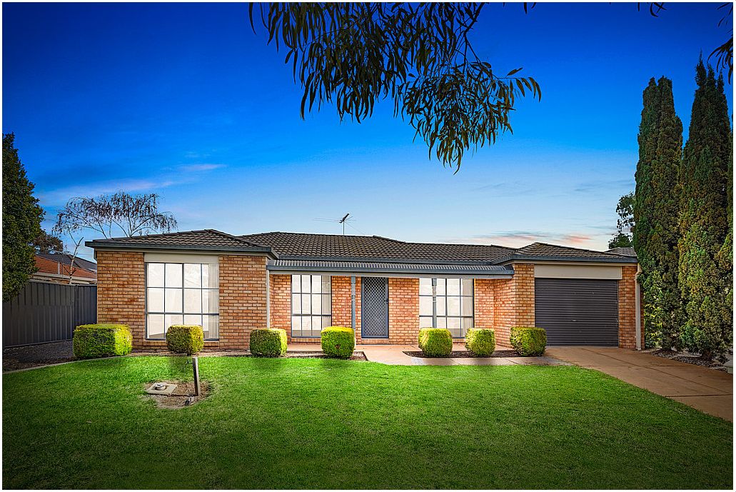 3 bedrooms House in 3 Stringybark Close MANOR LAKES VIC, 3024