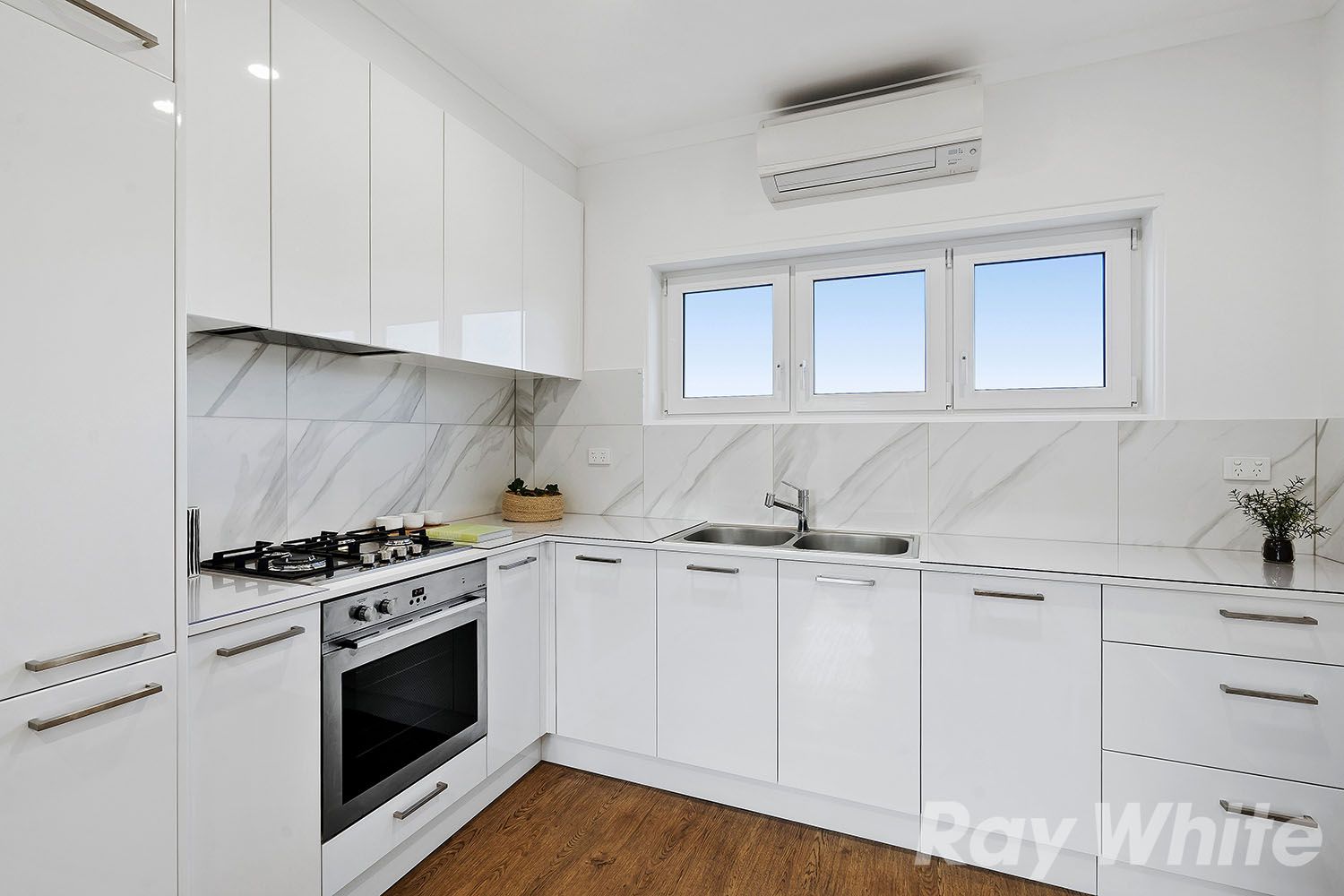 8/13 Beach Avenue, Elwood VIC 3184, Image 2