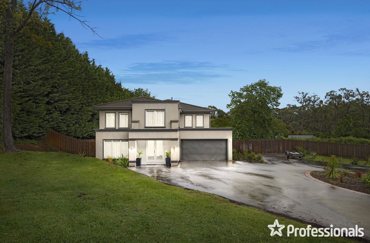 5 bedrooms House in 90 Stradbroke Road MONTROSE VIC, 3765