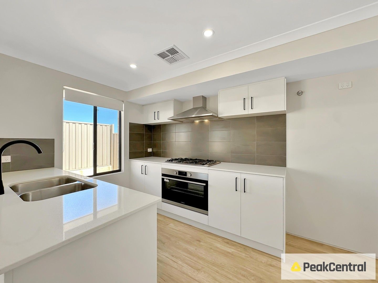4 bedrooms House in 3 Elmbank Way YANCHEP WA, 6035