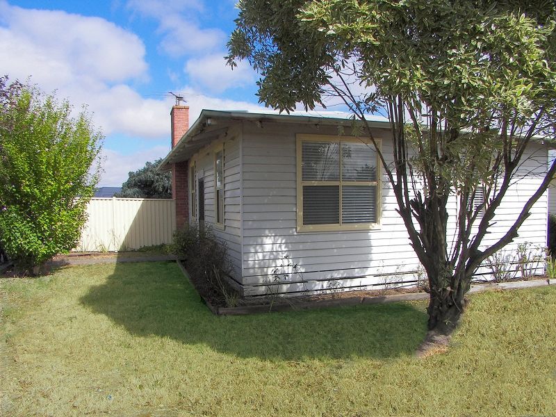 2 bedrooms House in 415 Gillies Street North WENDOUREE VIC, 3355