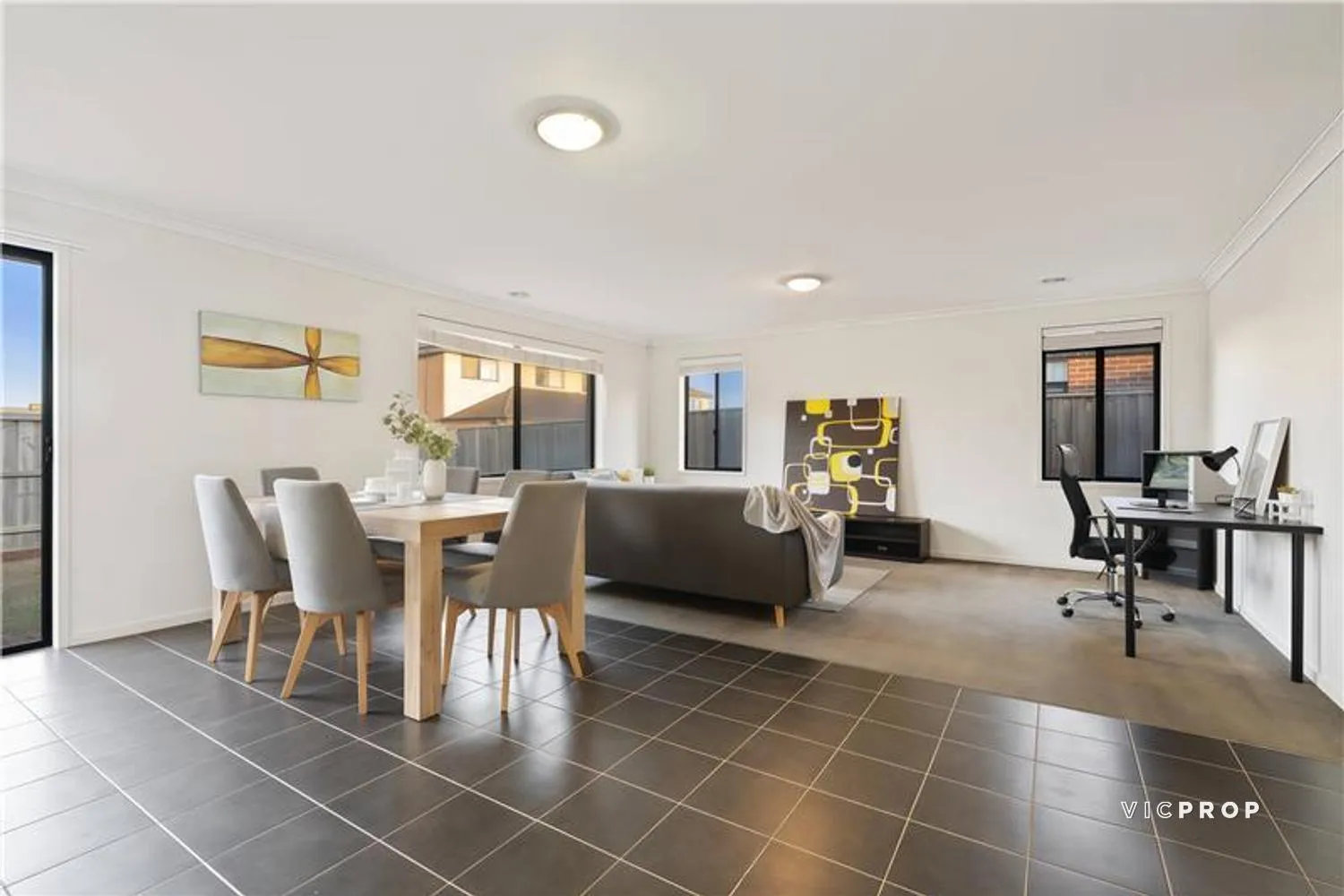 Spacious & Light-Filled Family Home in Prime Point Cook Location - Więcej