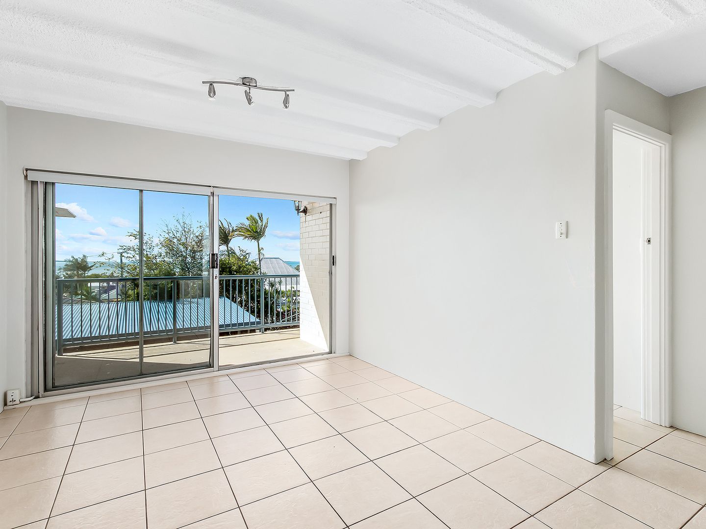 2/64 Walnut Street, Wynnum QLD 4178, Image 2