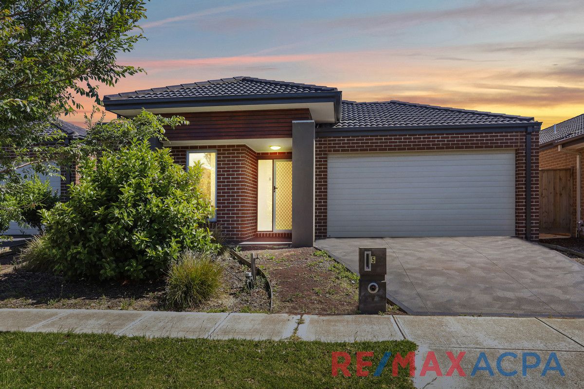 4 bedrooms House in 5 Ostend Crescent POINT COOK VIC, 3030