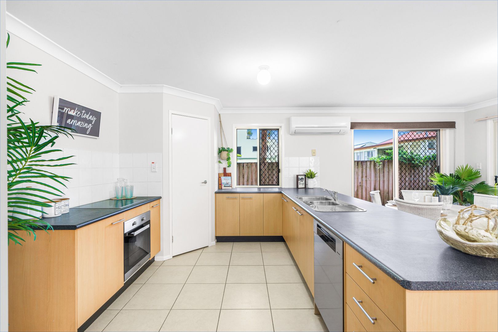 52 Pembroke Street, Carina QLD 4152, Image 2