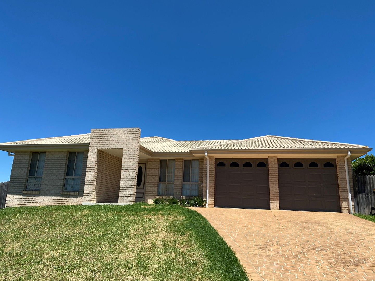 5 bedrooms House in 10 Barry Crescent GOULBURN NSW, 2580