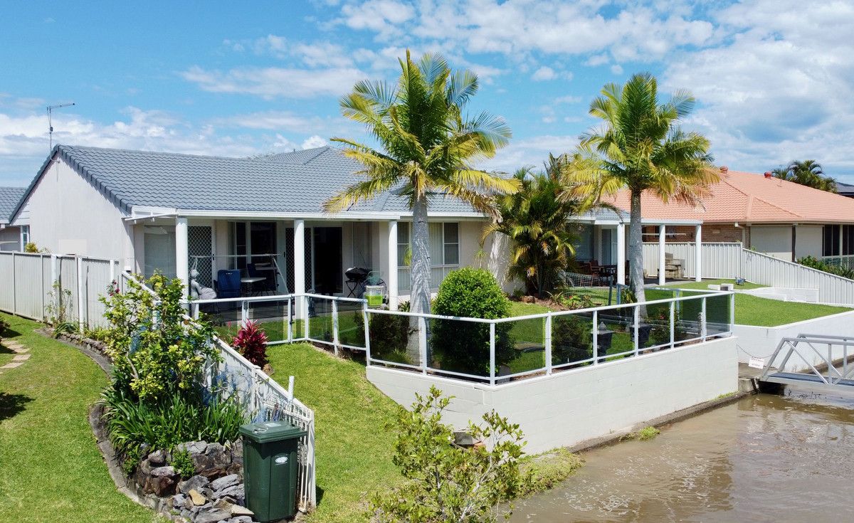 3 bedrooms Duplex in 2/8 Nabilla Court YAMBA NSW, 2464