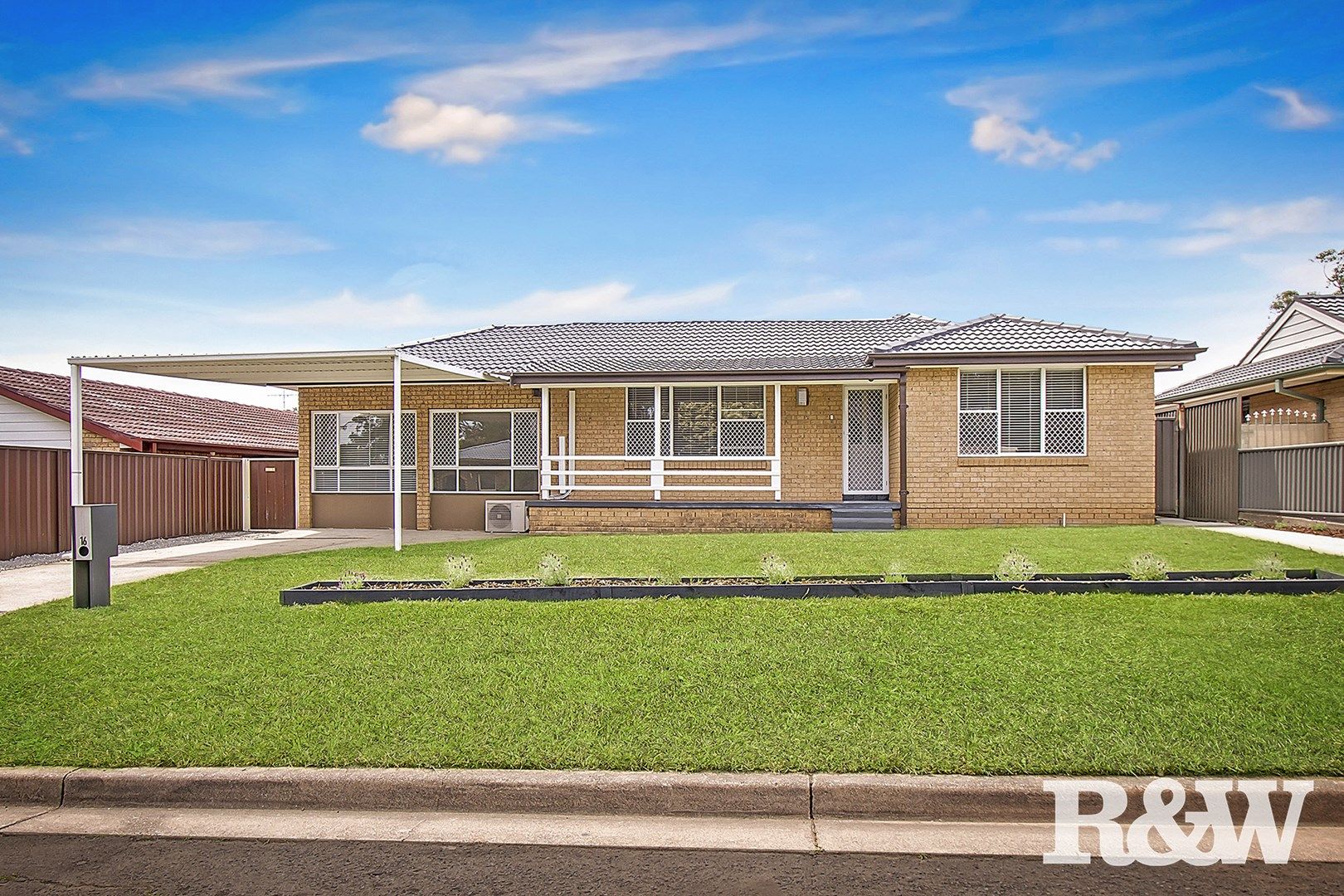 4 bedrooms House in 16 Mynah Close ST CLAIR NSW, 2759