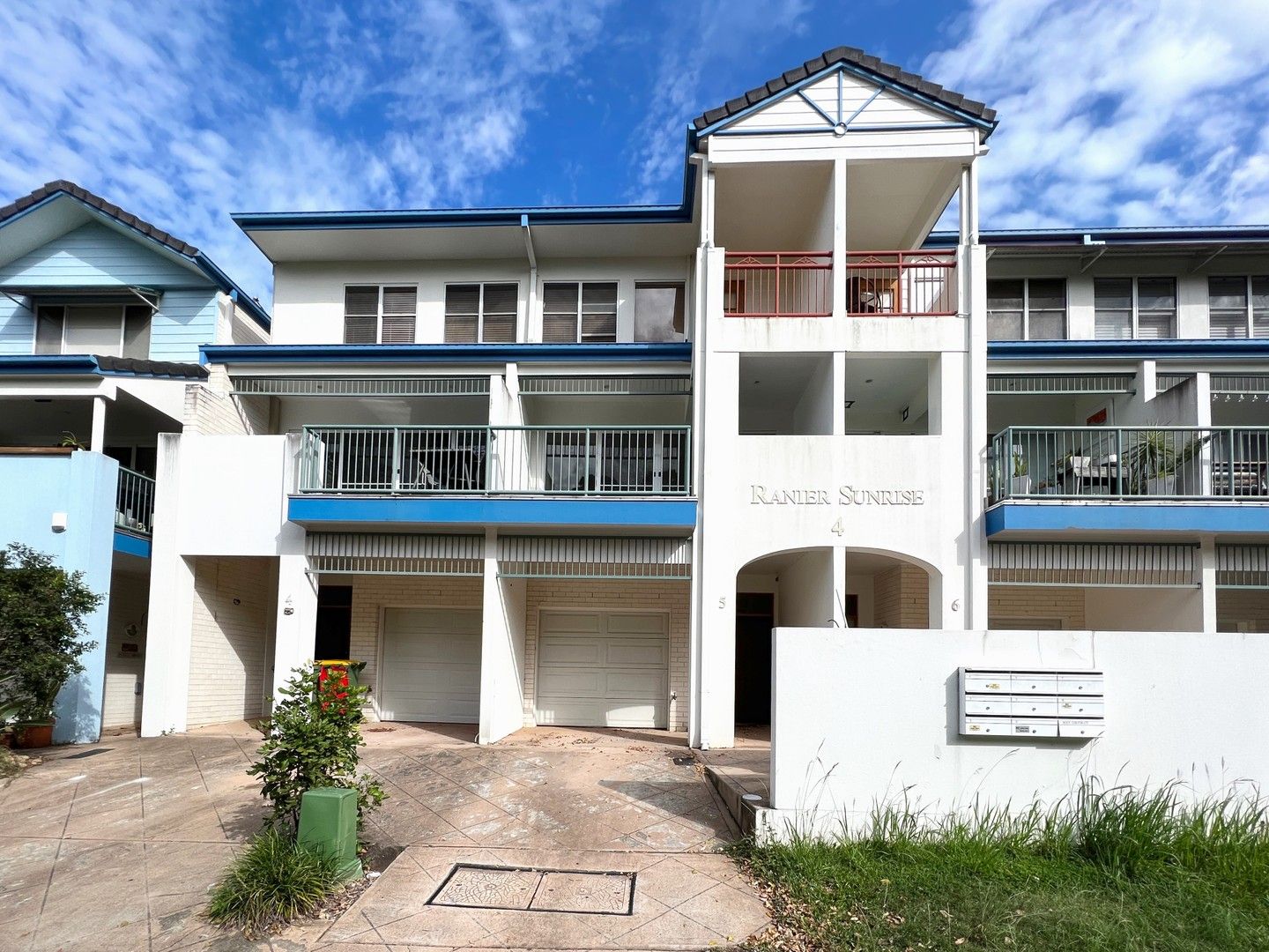 4 bedrooms Apartment / Unit / Flat in 5/4 Ranier Crescent VARSITY LAKES QLD, 4227