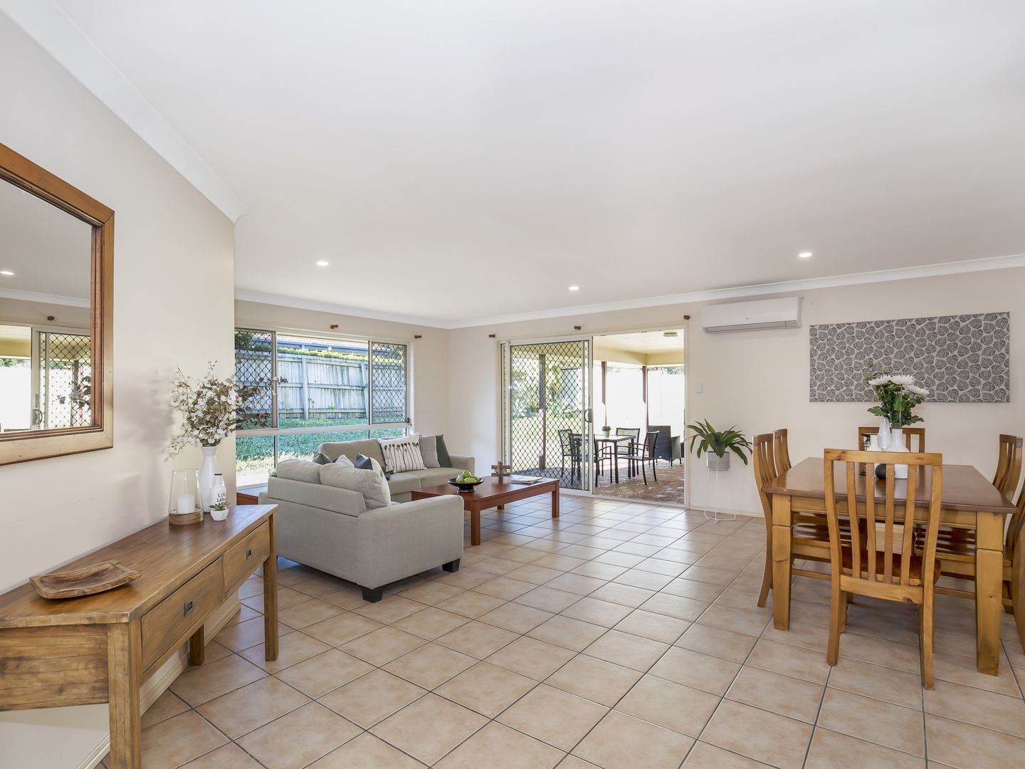 23 Clearmount Crescent, Carindale QLD 4152, Image 2