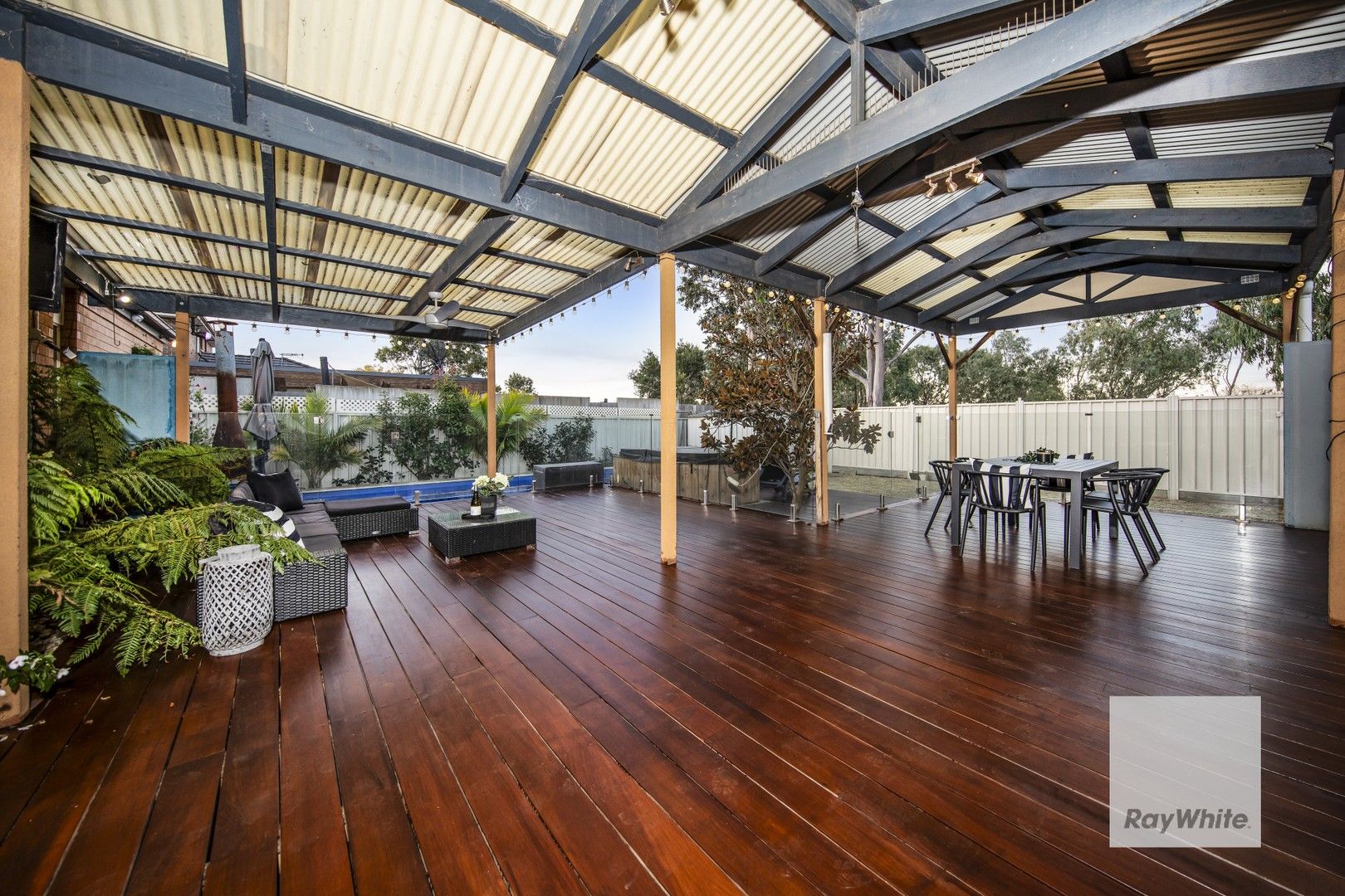 4 bedrooms House in 3 Hunts Cross Way CAROLINE SPRINGS VIC, 3023