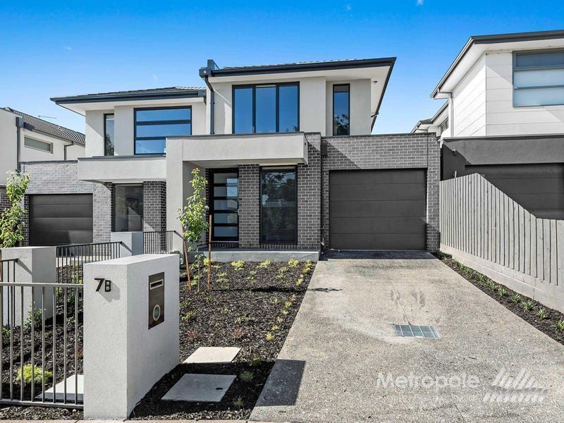 4 bedrooms Townhouse in 7B Marquis Road BENTLEIGH VIC, 3204