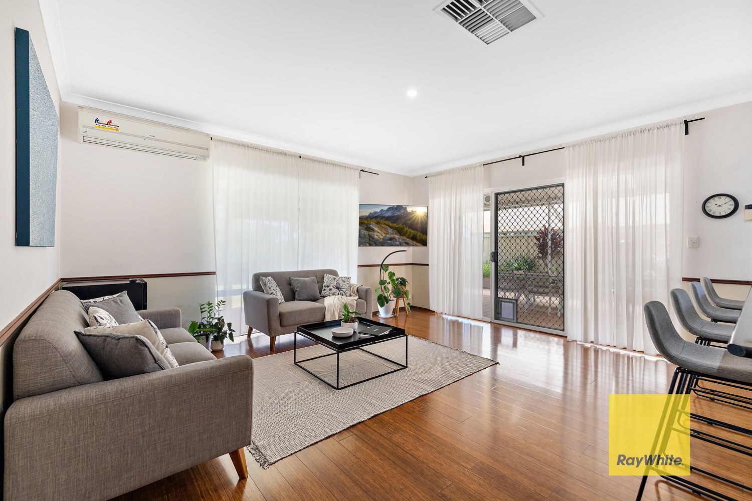 4 bedrooms House in 24 Hollyoak Place THORNLIE WA, 6108