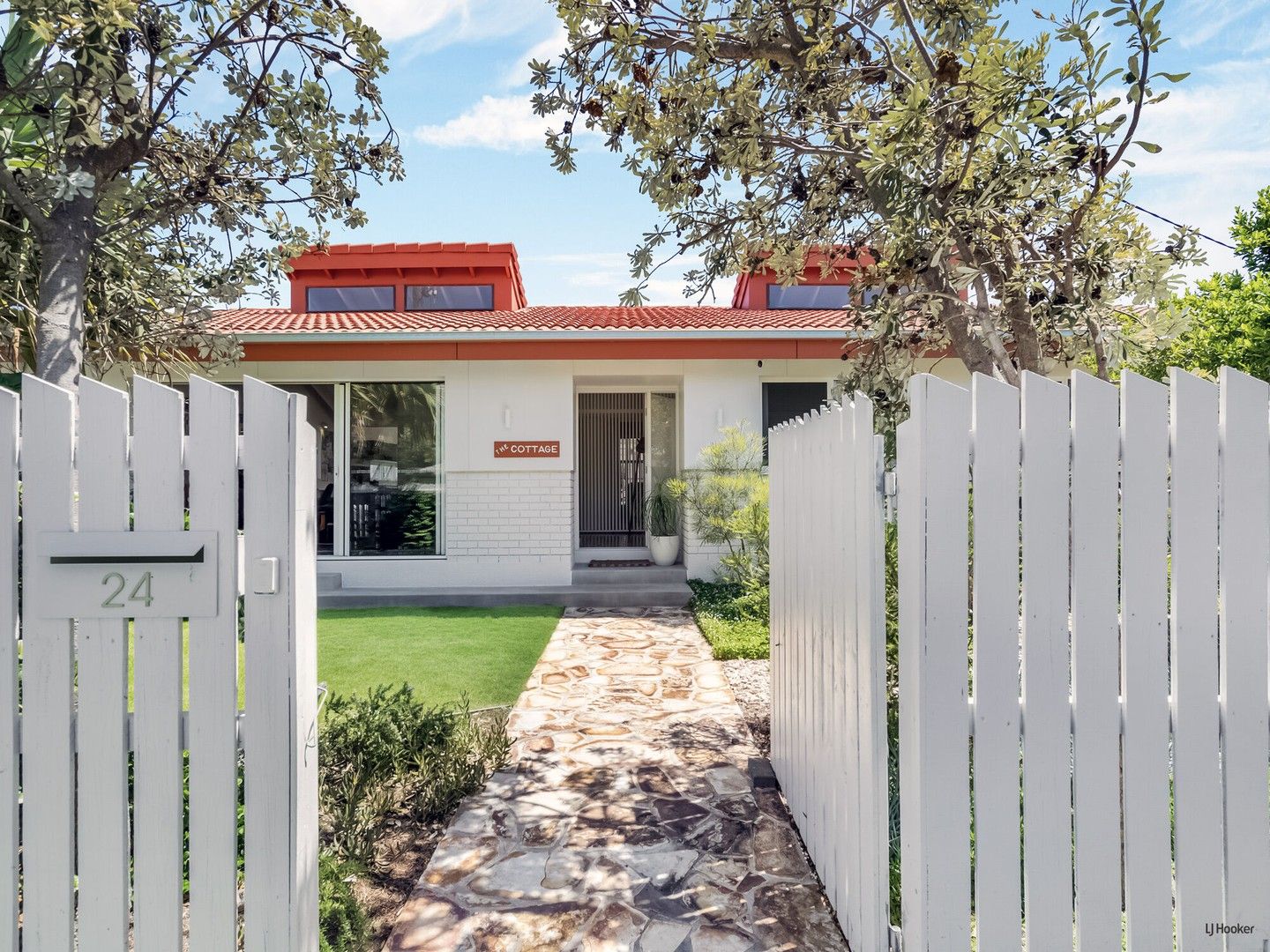 4 bedrooms House in 24 Bluejay Street BURLEIGH WATERS QLD, 4220