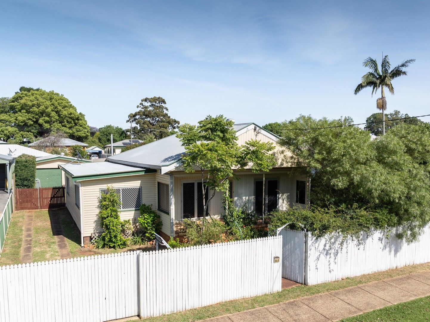 5 bedrooms House in 145 Holberton Street NEWTOWN QLD, 4350