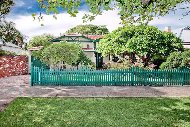 3 bedrooms House in 4 Joseph St WEST LEEDERVILLE WA, 6007