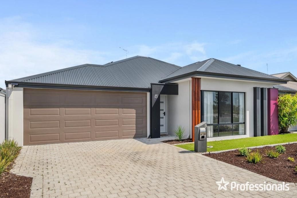 4 bedrooms House in 5 Calvera Gardens PIARA WATERS WA, 6112