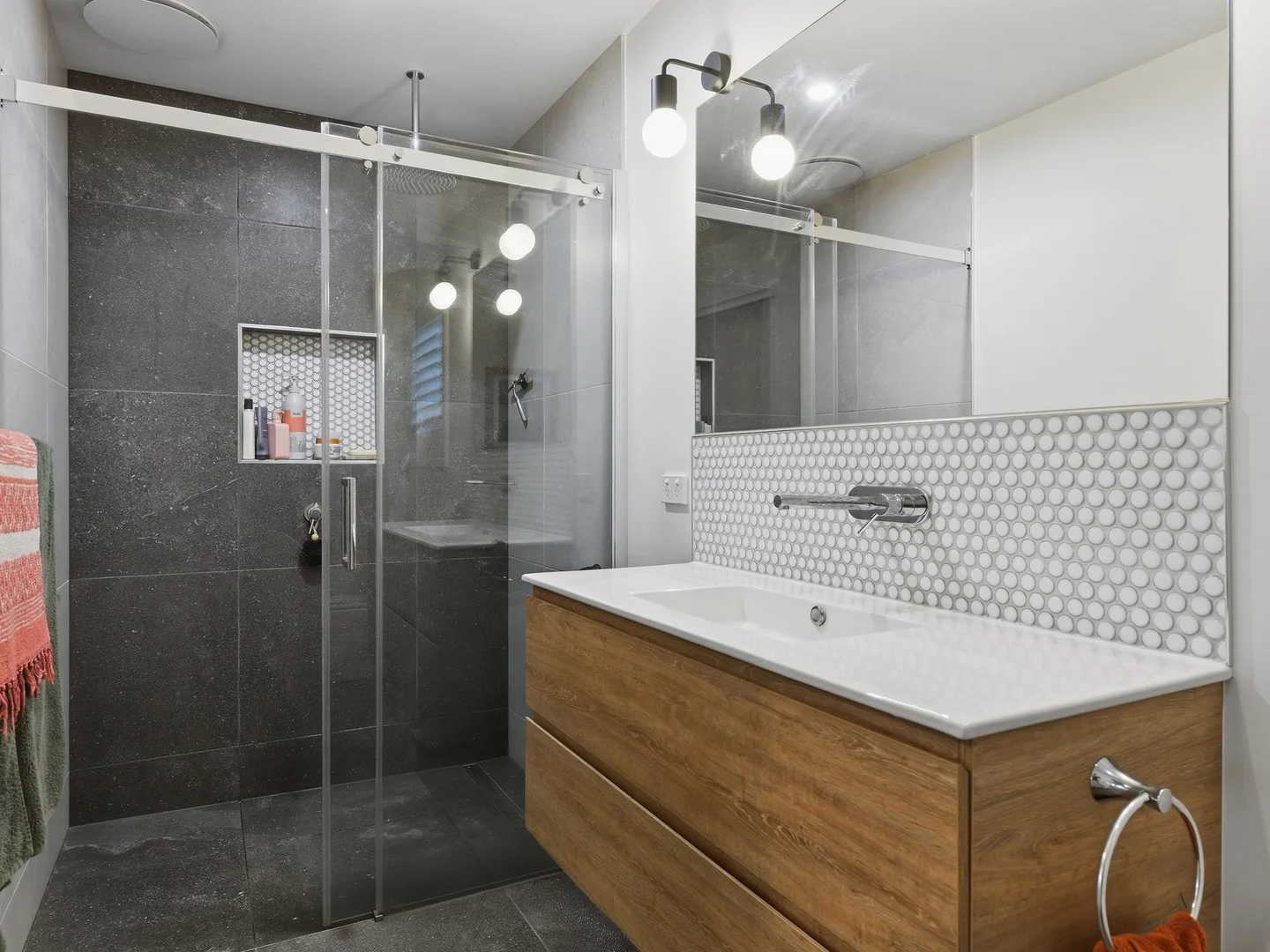 Additional image 9 of 1/142 Derwent Avenue, Lindisfarne TAS 7015