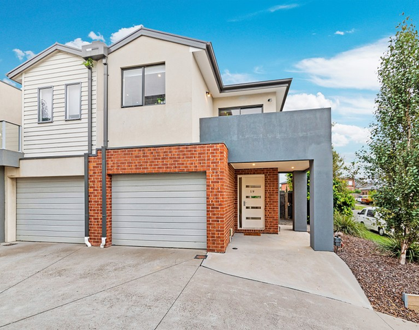 19/10 Mickleham Drive, Cranbourne North VIC 3977