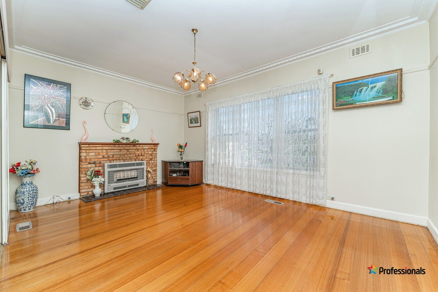 24 Nerissa Grove, Oak Park VIC 3046, Image 2