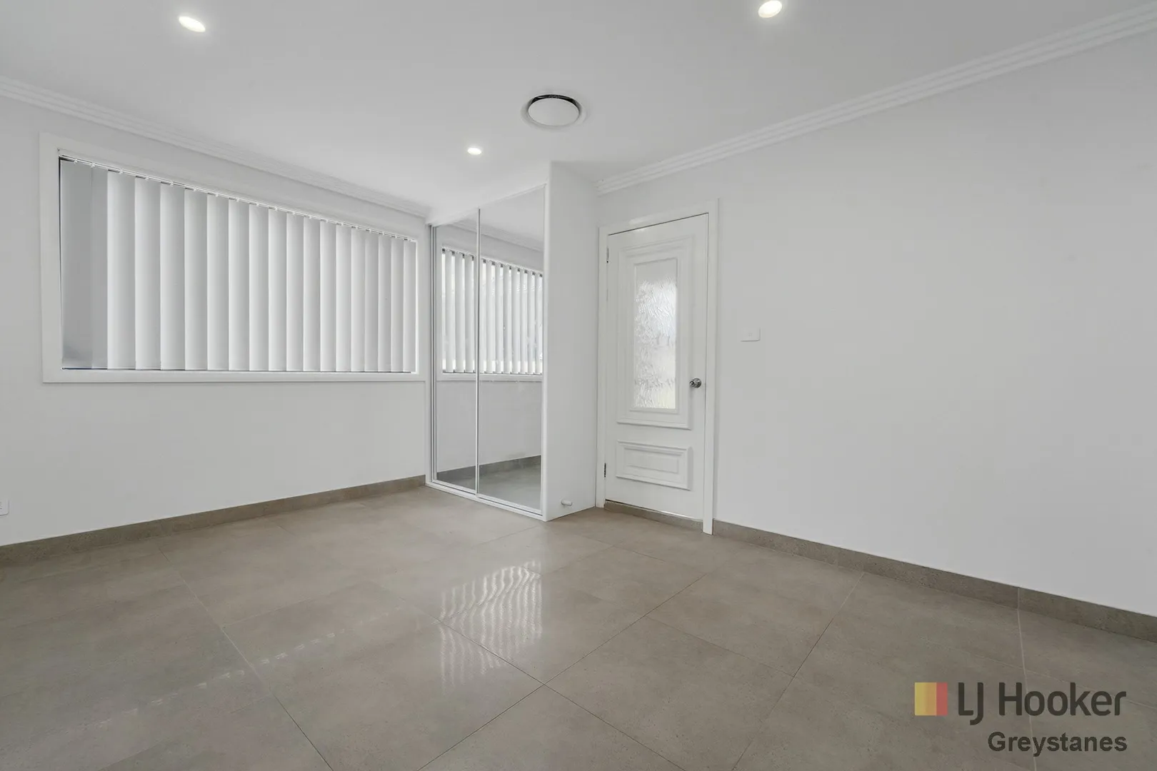 $1,900,000 - 663SQM, 3 SEPARATE INCOMES OR FOR 3 FAMILIES!!! - Aanzicht 3