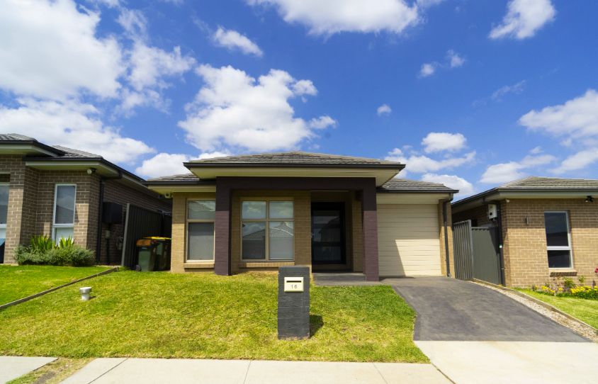 3 bedrooms House in 16 Akuna Street GREGORY HILLS NSW, 2557