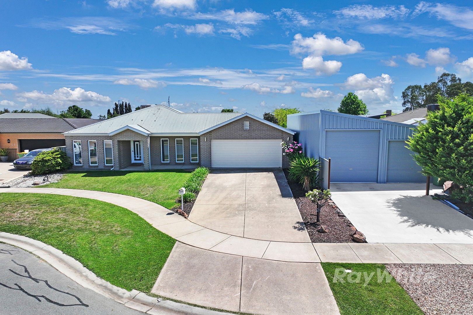 4 bedrooms House in 8 Yeovil Court ECHUCA VIC, 3564