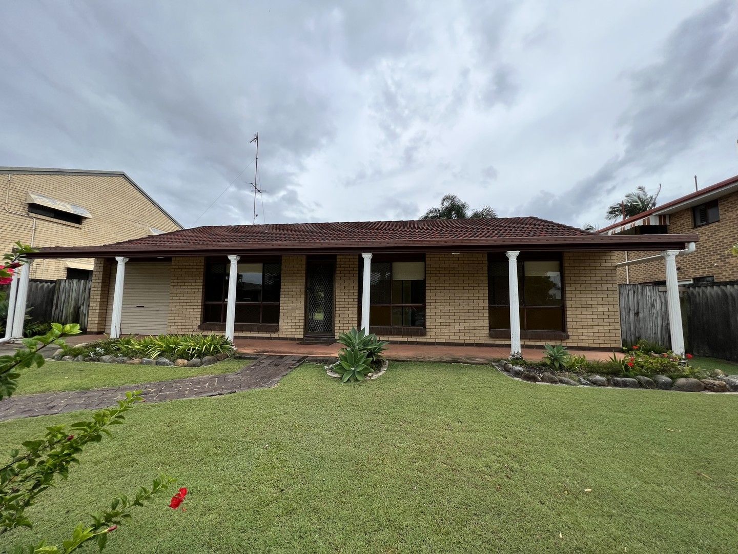 3 bedrooms House in 19 Honeyeater Drive BURLEIGH WATERS QLD, 4220