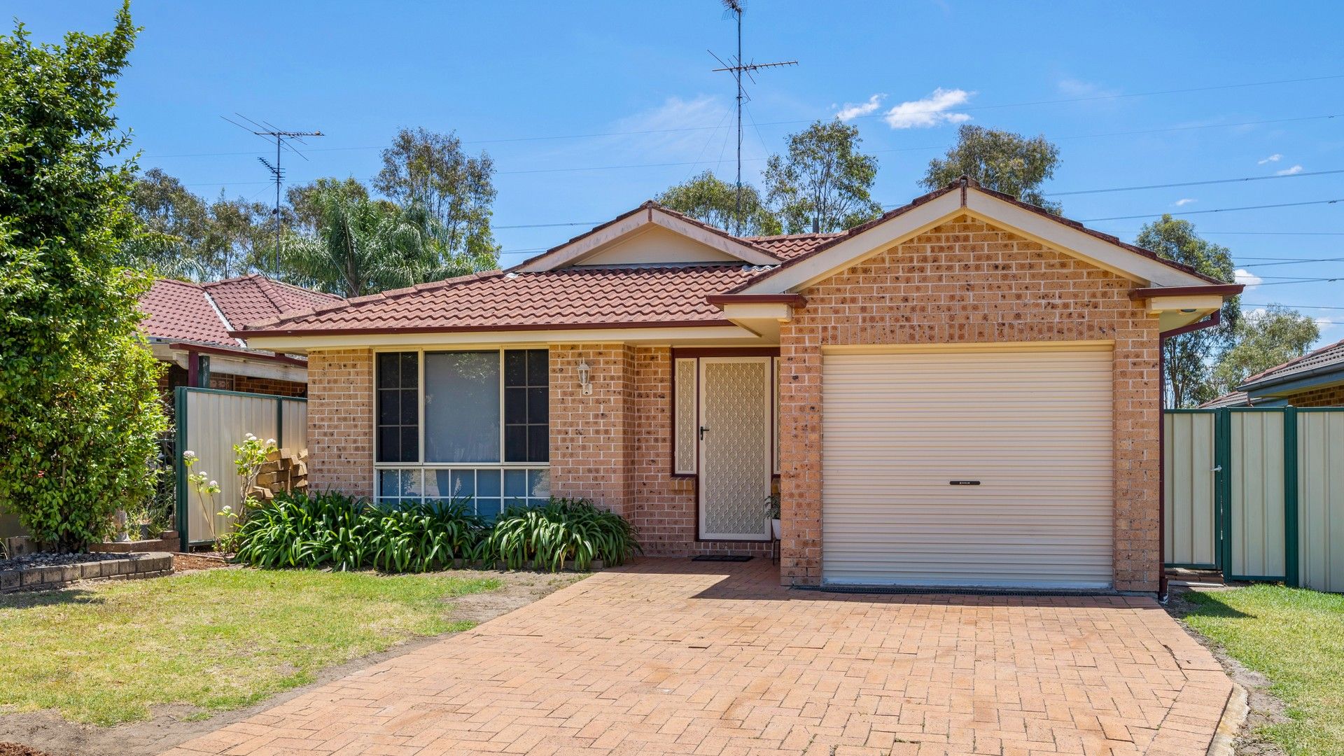 3 bedrooms House in 27 Pardalote Place GLENMORE PARK NSW, 2745