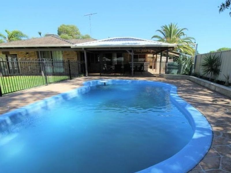 4 bedrooms House in 13 Marlborough Close GREENFIELDS WA, 6210