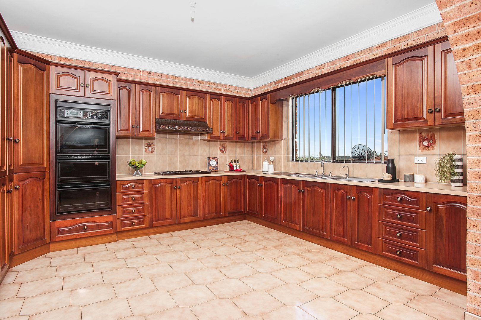 28 Zadro Avenue, Bossley Park NSW 2176, Image 2