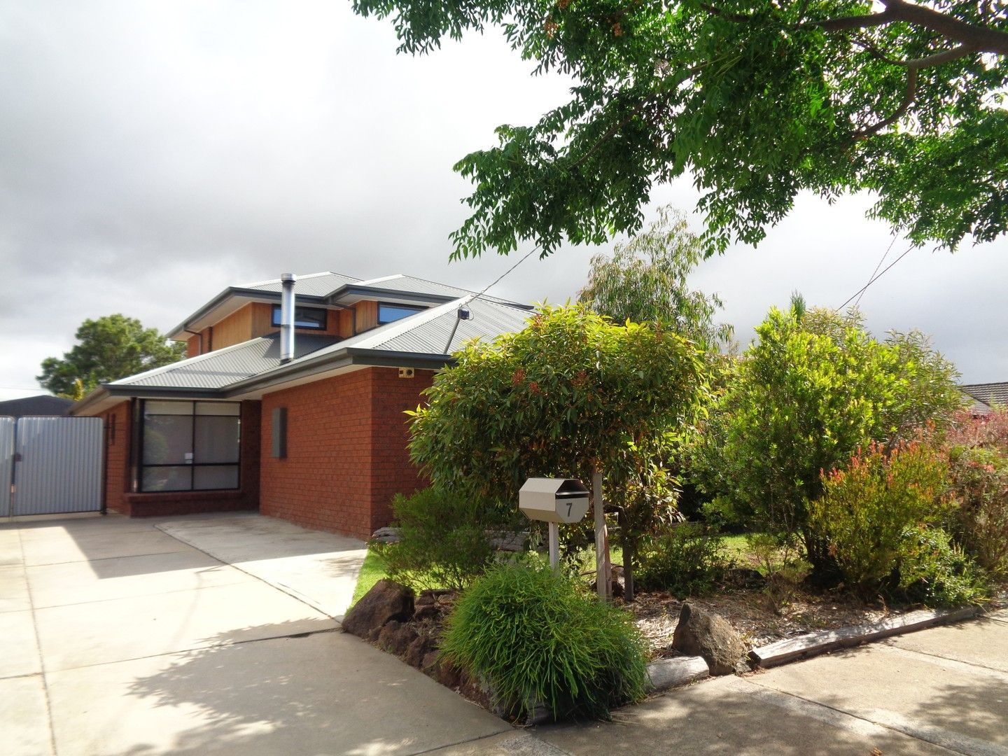 6 bedrooms House in 7 Duggan Court ALTONA MEADOWS VIC, 3028