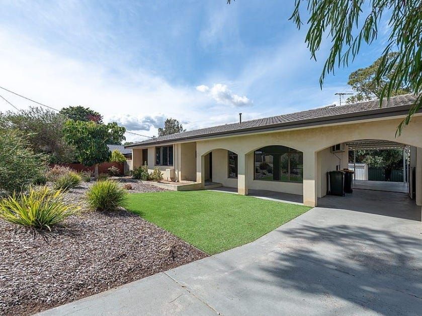 3 bedrooms House in 14 Delaware Place KALLAROO WA, 6025