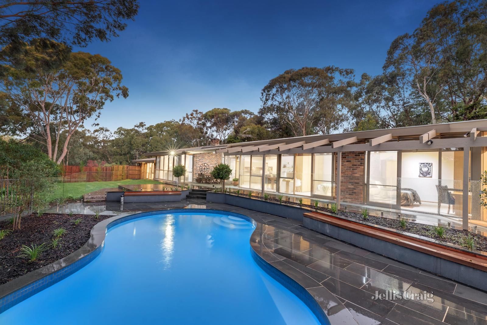 4 bedrooms House in 8 Eumeralla Avenue TEMPLESTOWE LOWER VIC, 3107